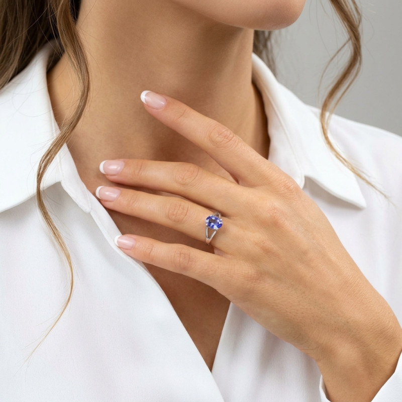 Bague Or Blanc 750 Tanzanite Ovale 8x6mm porté