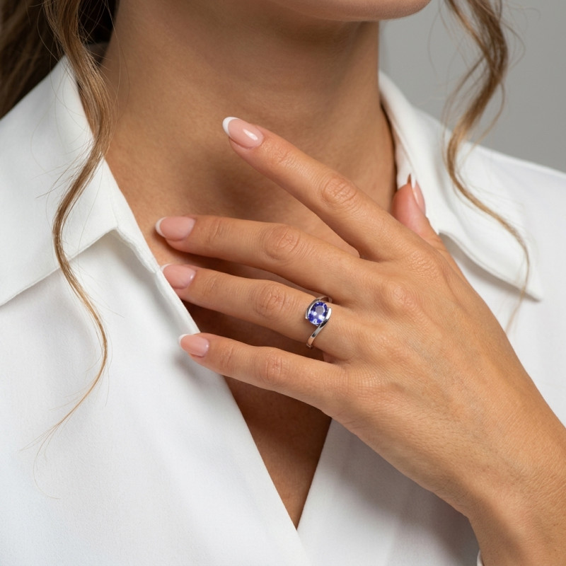 Bague Or Blanc 750 Tanzanite Ovale 8x6mm porté