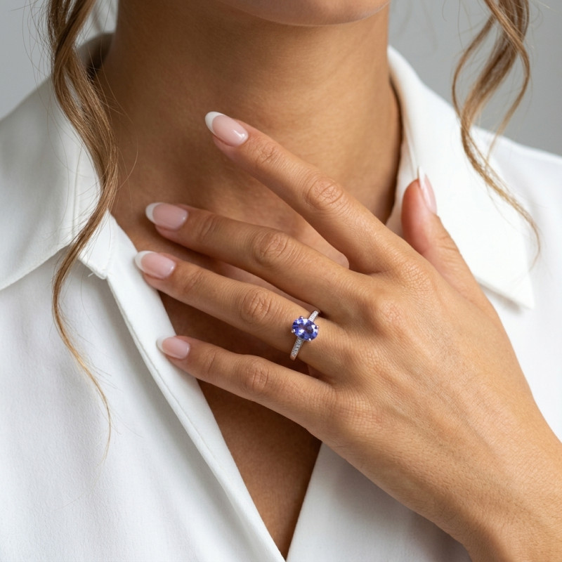 Bague Or Blanc 750 Tanzanite Ovale de 8x6mm et Diamant porté