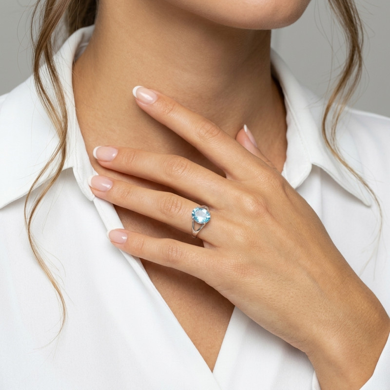 Bague Or Blanc 750 Topaze Bleue Traitée Ovale 10x8mm porté