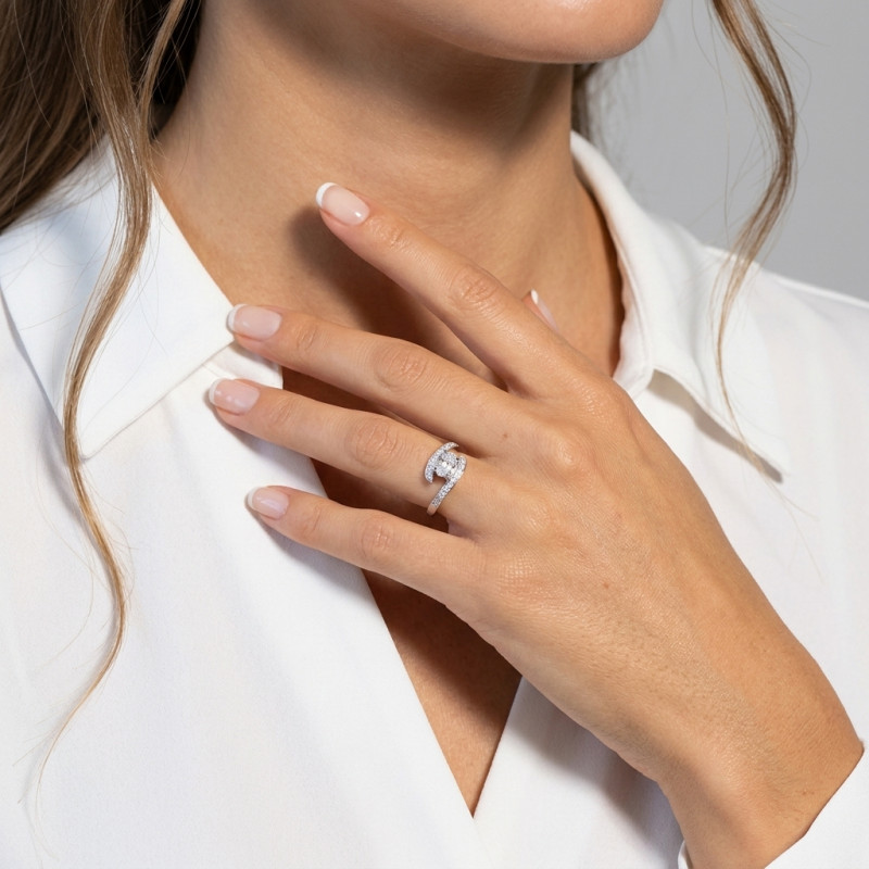 Bague Or Blanc Diamant Ovale 0.65 carat porté