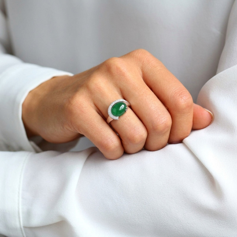 Bague Or Blanc  Emeraude Cabochon et Diamant porté