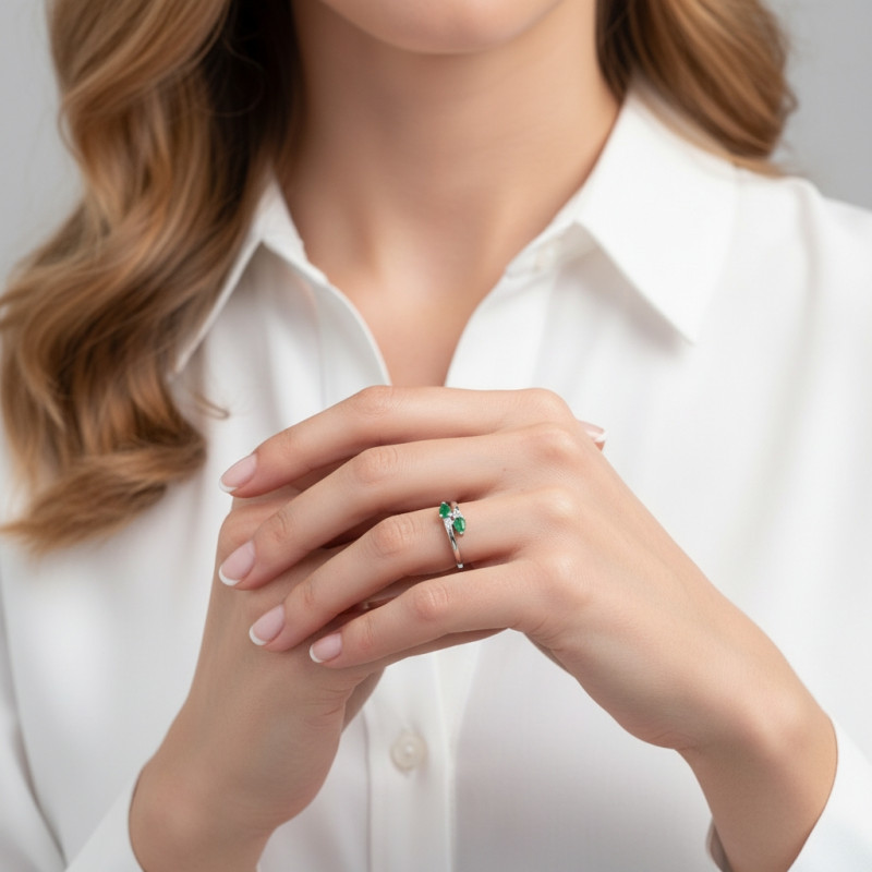 Bague Or Blanc  Emeraude Poire 5x3mm et Diamants porté