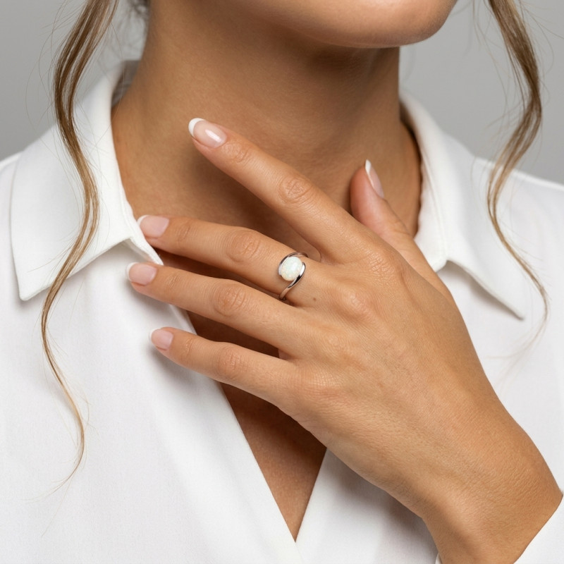 Bague Or Blanc  Opale Ovale 10x8mm porté