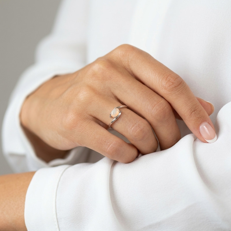 Bague Or Blanc  Opale  Ovale 7x5mm porté