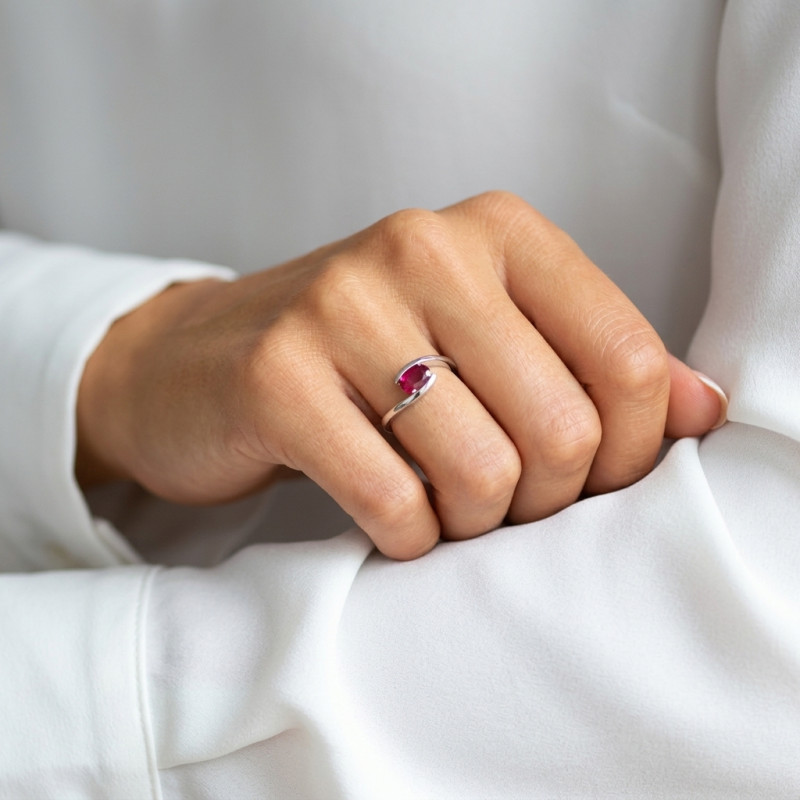 Bague Or Blanc Rubis Ovale 7x5mm porté