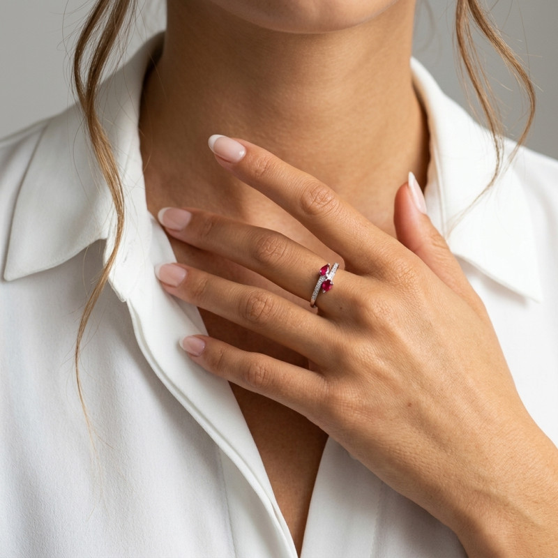 Bague Or Blanc Rubis Poire 5x3mm et Diamant porté