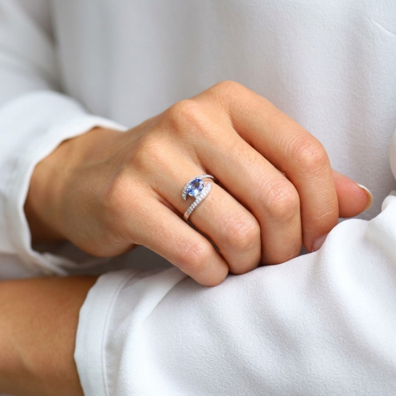 Bague Or Blanc Saphir de Ceylan Ovale 6x5mm AAA et diamant porté