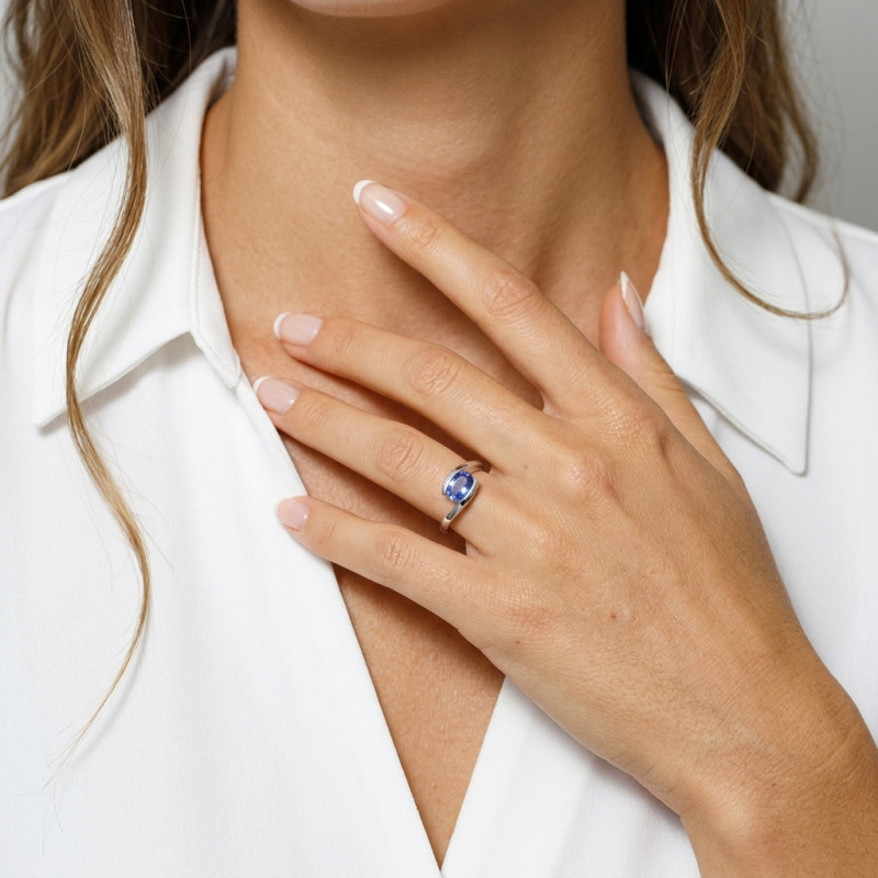 Bague Or Blanc Saphir de Ceylan Ovale 8x6mm Serti demi clos porté