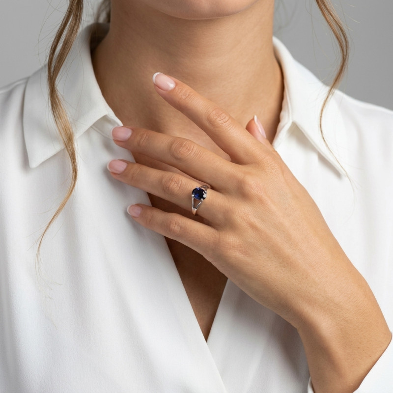Bague Or Blanc Saphir Ovale 8x6mm porté