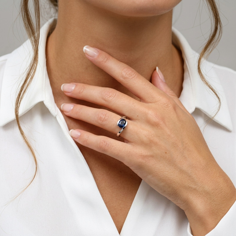 Bague Or Blanc Saphir Ovale 8x6mm porté