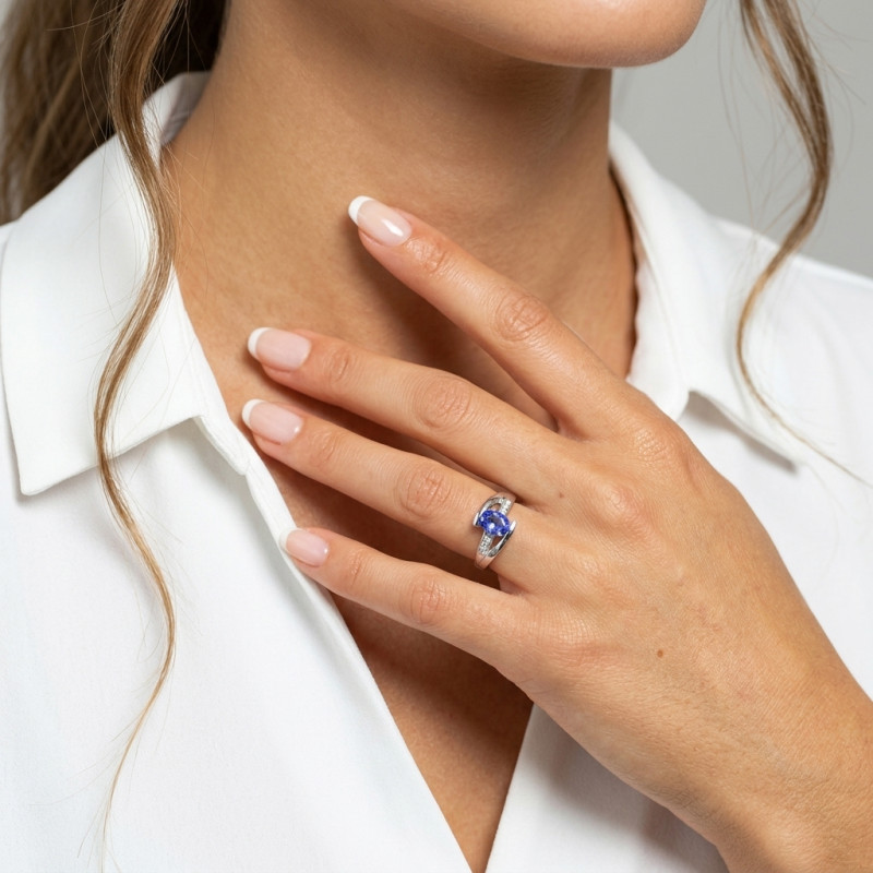 Bague Or Blanc Tanzanite Ovale 7x5mm et Diamant porté
