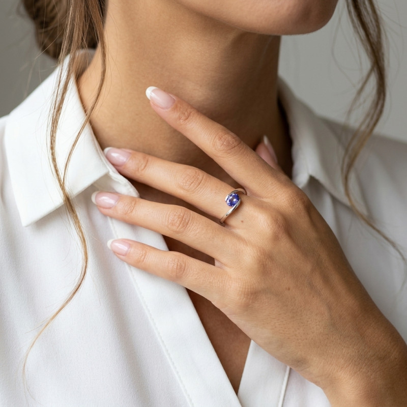 Bague Or Blanc Tanzanite Ovale 7x5mm porté