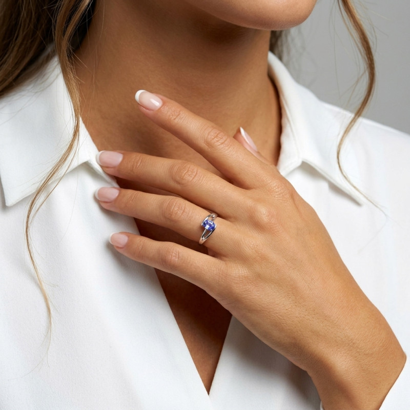 Bague Or Blanc Tanzanite Ovale 7x5mm porté