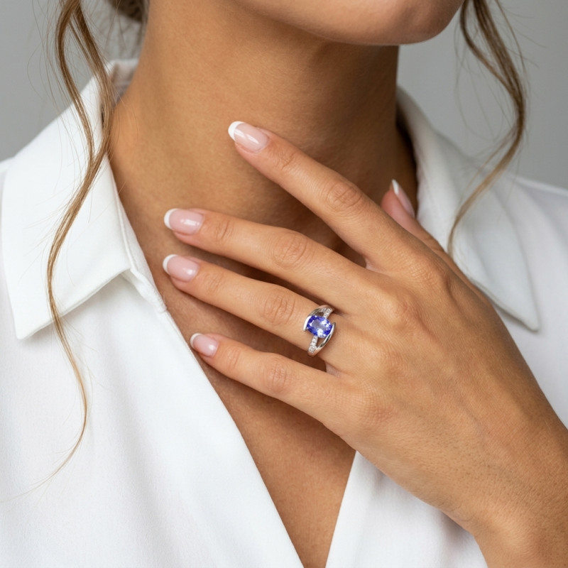 Bague Or Blanc  Tanzanite Ovale 9x7mm et Diamant porté