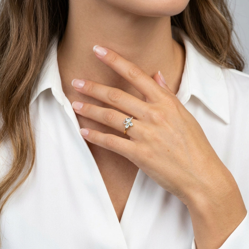 Bague Or jaune 375 Aigue Marine et Diamant porté