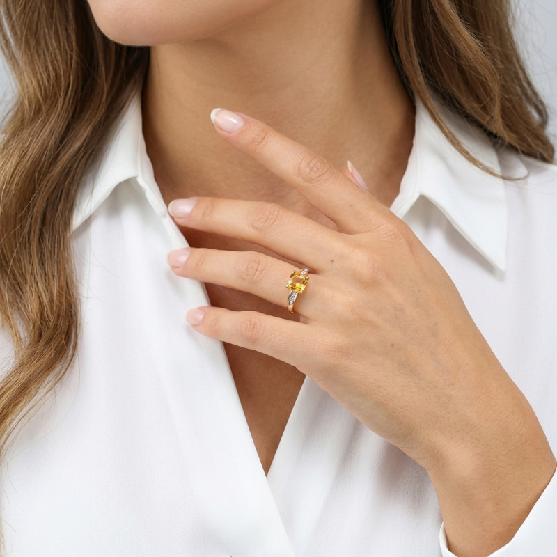 Bague Or jaune 375 Citrine Coussin 7x7mm et Diamant porté