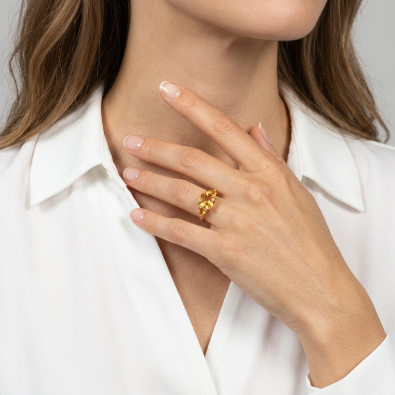Bague Or Jaune 375 Citrine Coussin et Coeur porté