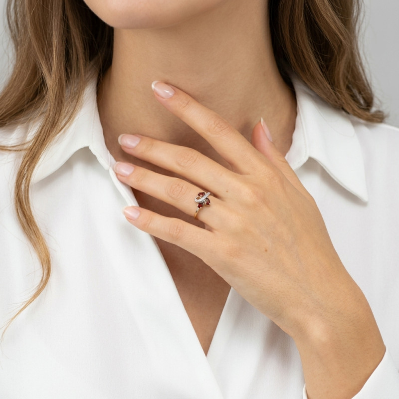 Bague Or jaune 375 Grenat et Diamant porté