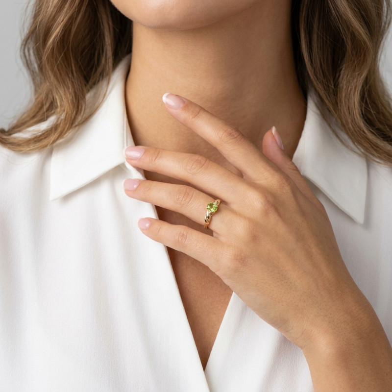 Bague Or Jaune 375 Péridot Ovale 6x4mm et Diamant porté