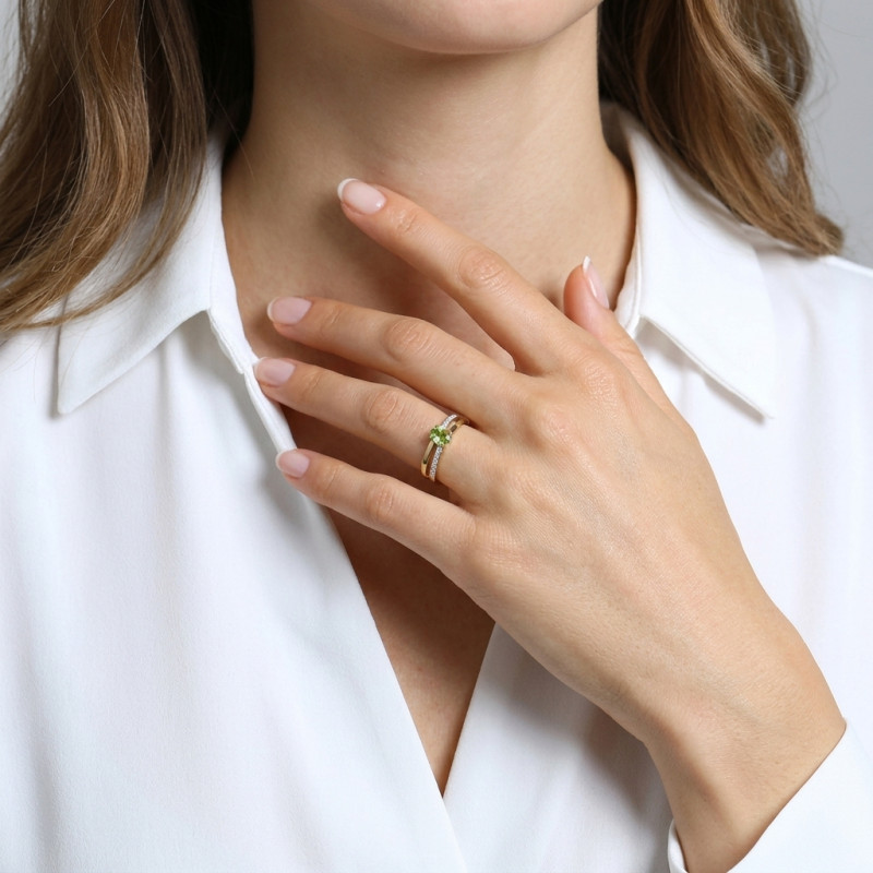 Bague Or Jaune 375 Péridot Ovale 6x4mm et Diamant porté