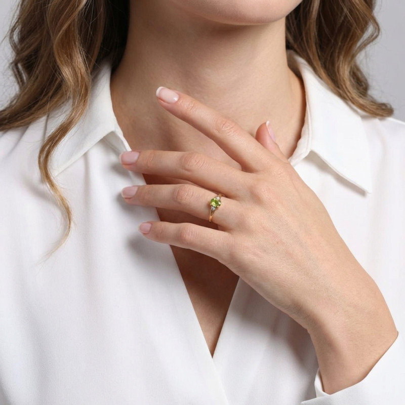 Bague Or Jaune 375 Péridot Ovale 6x4mm et diamant porté