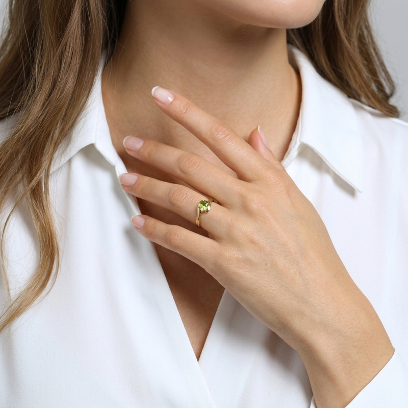 Bague Or Jaune 375 Péridot Ovale 7x5mm  porté