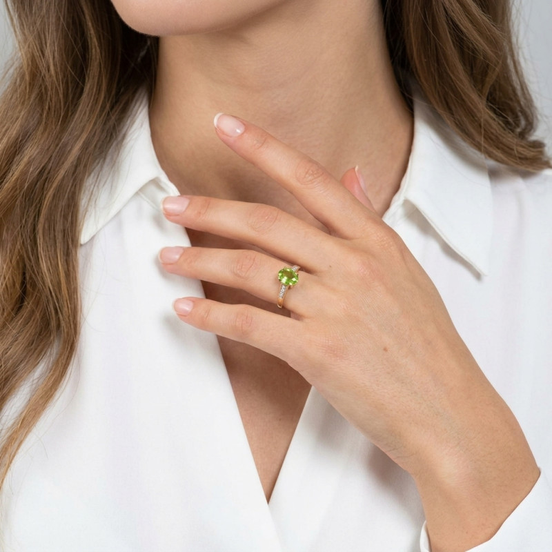 Bague Or jaune 375 Péridot Ovale 9x7mm et Diamant porté