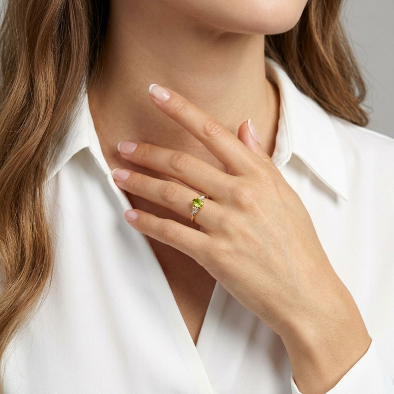 Bague Or Jaune 375 Péridot Poire 7x5mm et Diamants porté