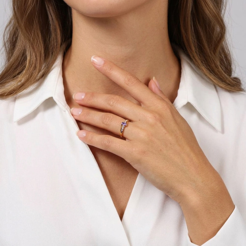 Bague Or Jaune 375 Tanzanite Ovale 5x3mm et Diamant  porté