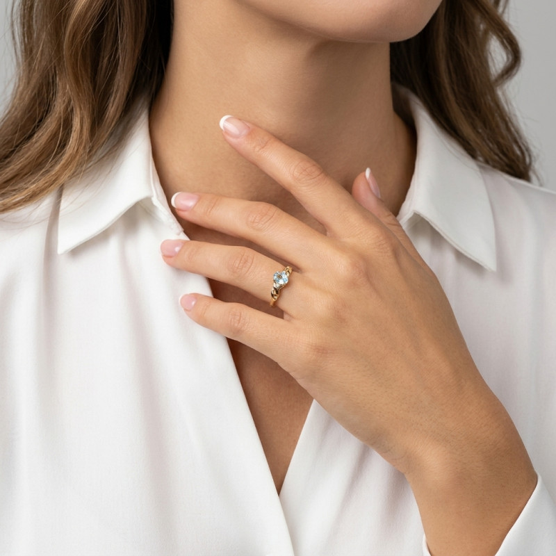 Bague Or Jaune 375 Topaze bleue traitée  Ovale 6x4mm et Diamant porté