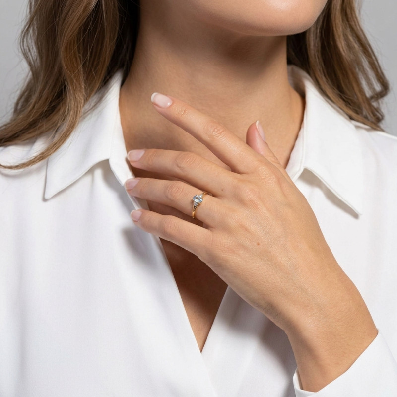 Bague Or Jaune 375 Topaze bleue traitée Ovale 6x4mm et diamant porté
