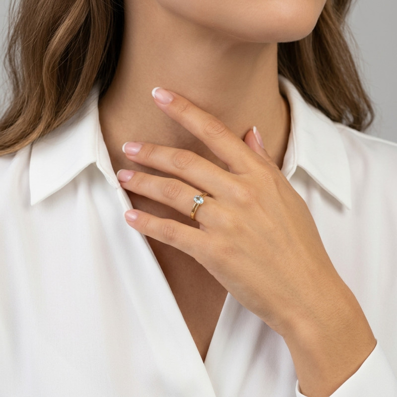 Bague Or Jaune 375 Topaze bleue traitée  Ovale 6x4mm porté