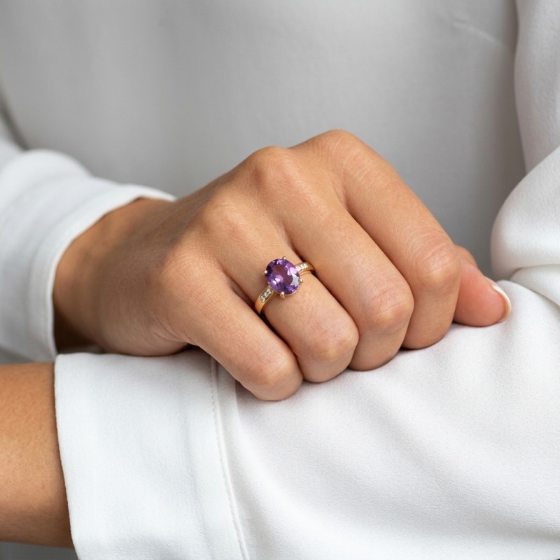 Bague Or  Jaune 750 Améthyste Ovale 11x9mm et Diamant porté
