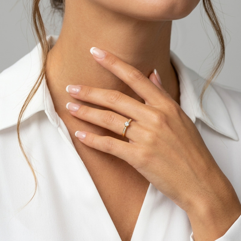 Bague Or Jaune 750 Diamant Solitaire épaulé porté