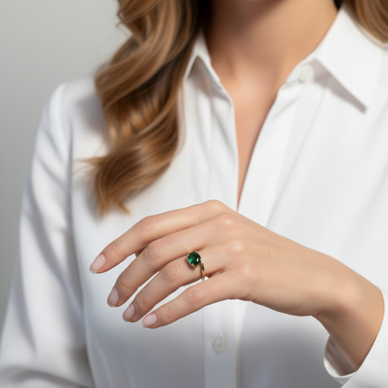 Bague Or Jaune 750 Diopside Ovale de 10x8mm porté