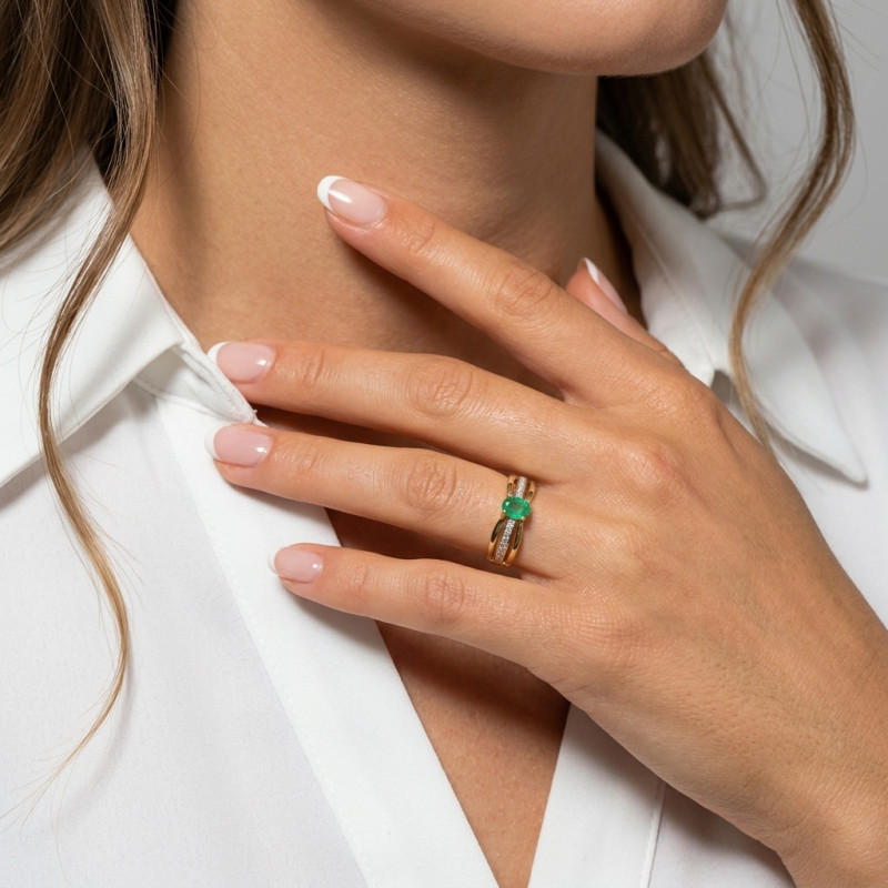 Bague Or Jaune 750 Emeraude Ovale 5x4mm et Diamants porté