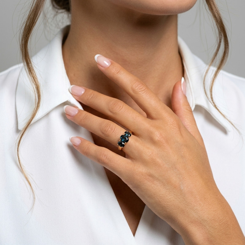 Bague Or Jaune 750 et 3 Saphirs Ovales porté