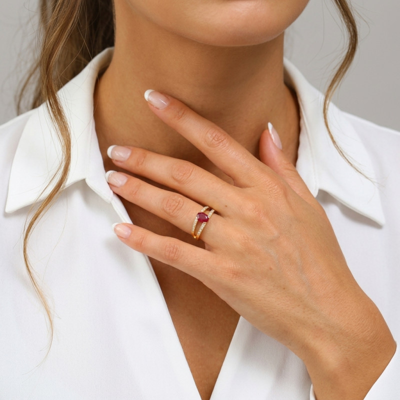 Bague Or Jaune 750 Rubis ovale 7x5mm AAA et diamants porté