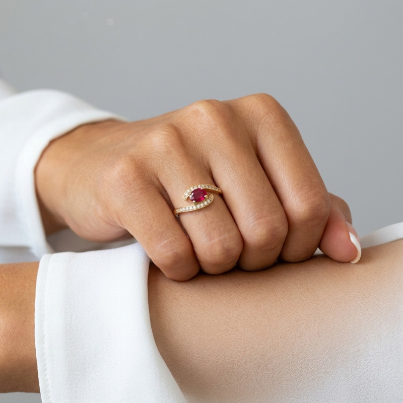 Bague Or jaune 750 Rubis ovale 7x5mm et Diamants porté