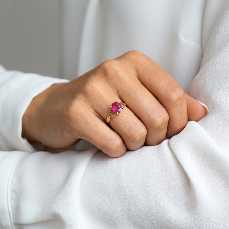 Bague Or Jaune 750 Rubis Ovale 9x7mm porté