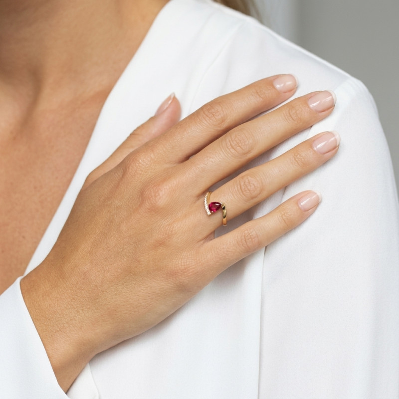 Bague Or Jaune 750 Rubis Poire 8x6mm et Diamant porté