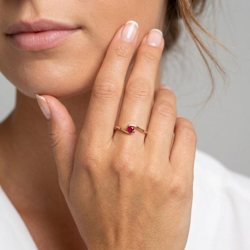 Bague Or jaune 750 Rubis rond 4mm porté