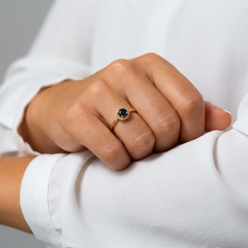 Bague Or Jaune 750 Saphir Rond 4mm et diamants porté