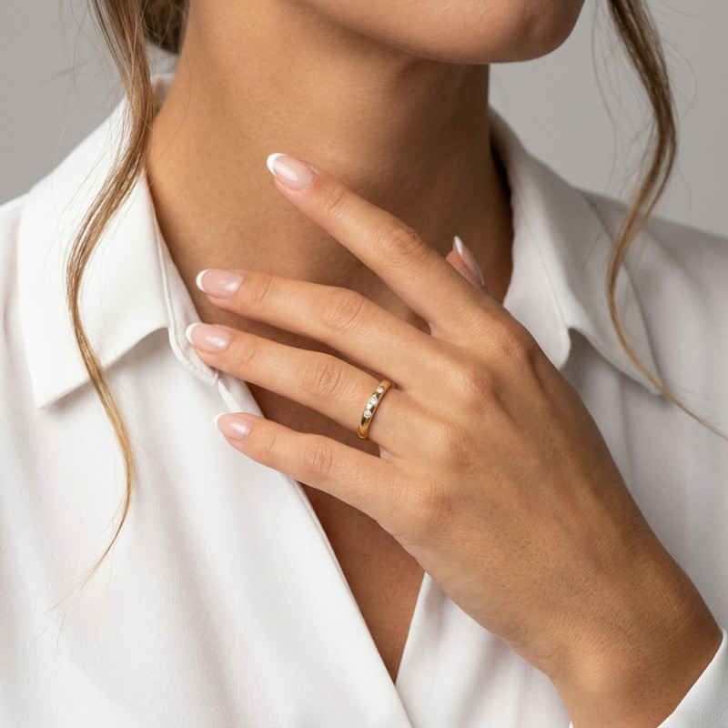 Bague Or Jaune 750 sertie de 3 Diamants porté