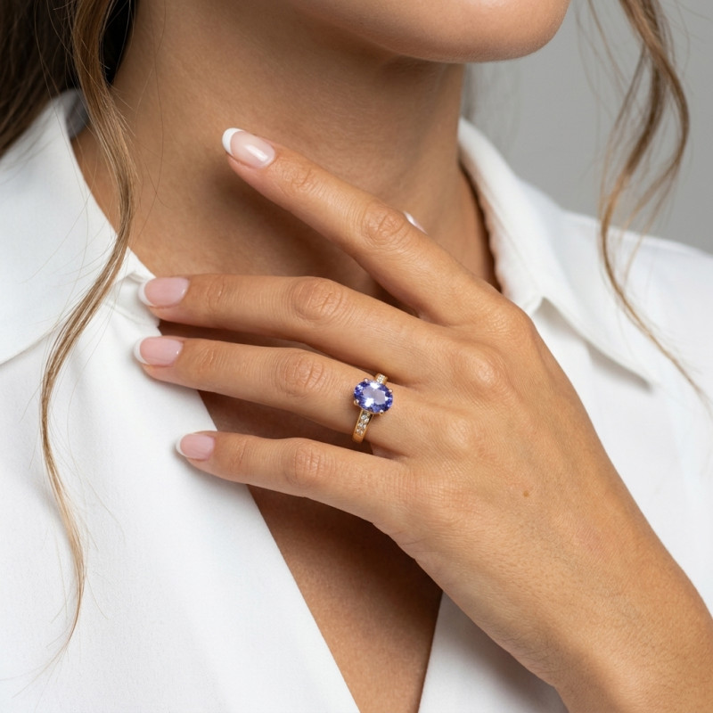 Bague Or Jaune 750 Tanzanite ovale 10x8mm et diamants porté