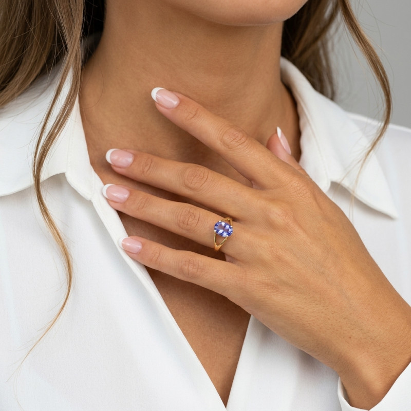 Bague Or Jaune 750 Tanzanite Ovale 10x8mm porté