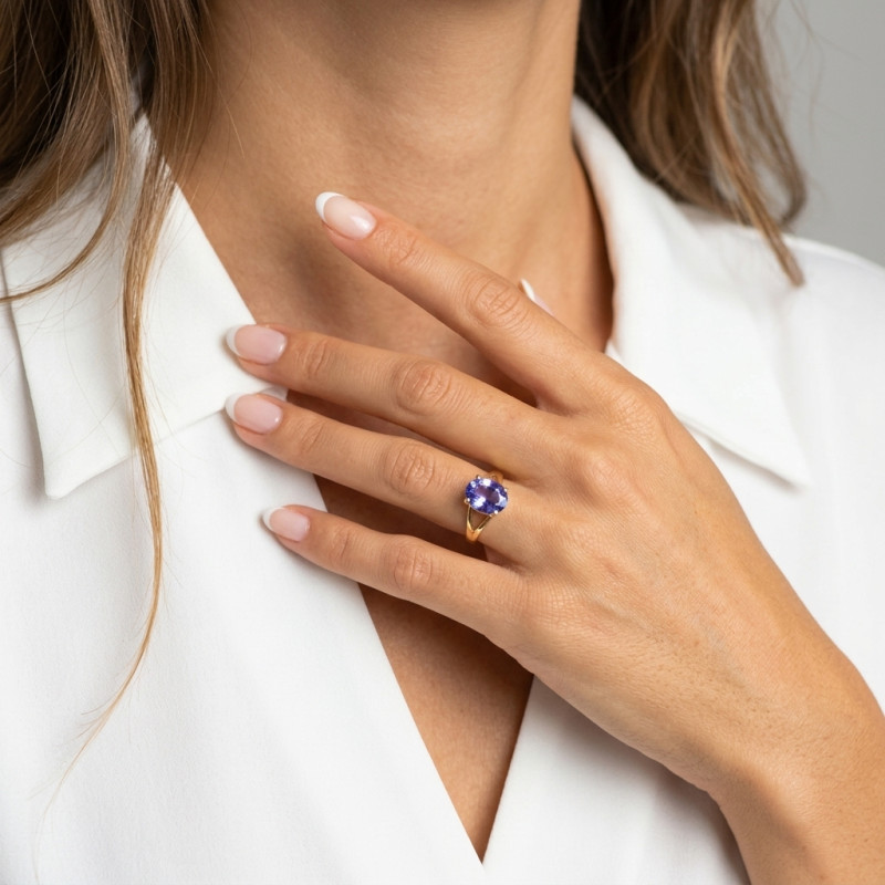 Bague Or Jaune 750 Tanzanite Ovale 11x9m porté
