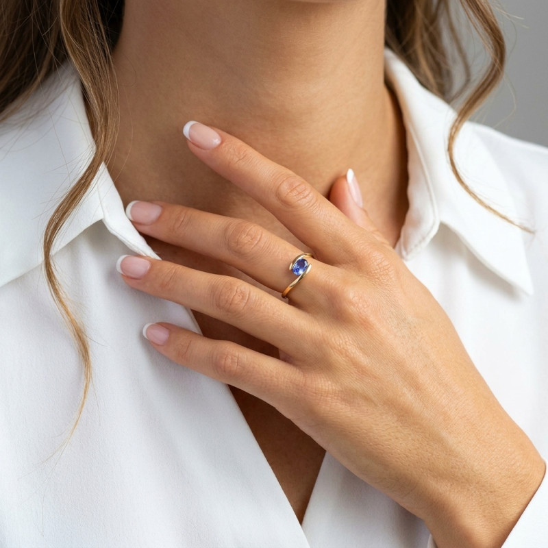 Bague Or Jaune 750 Tanzanite Ovale 7x5mm porté