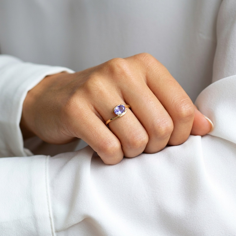 Bague Or Jaune 750 Tanzanite Ovale 8x6mm porté